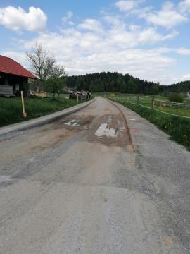 Zapora na odseku od regionalne ceste do križišča za Gabrje